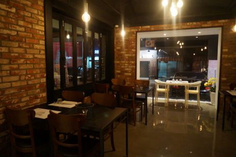  2층 규모의 홍대화덕피자 매장. 널찍한 테이블 배치로 다른 사람들의 방해없이 편안한 분위기에서 식사할 수 있는 것이 특징이다. ⓒ 프라임경제