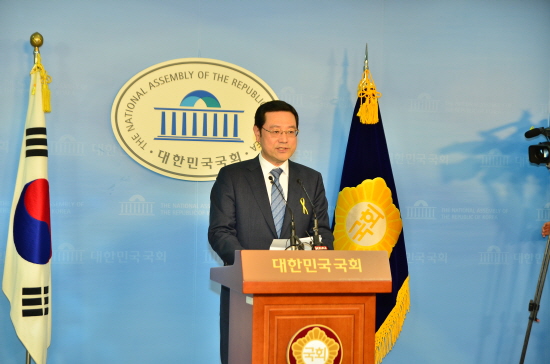 이용섭 의원은 국회의원직 사퇴라는 배수진을 치면서 새정연의 광주광역시장 전략공천을 맹비난했다. ⓒ 이용섭의원실