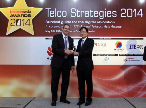  박종관 SK텔레콤 코어네트워크랩 팀장(오른쪽)이 텔레콤 아시아 측으로 부터  '최우수 이동통신 사업자(Best Mobile Carrier)'상을 수여받고 있다. ⓒ SK텔레콤