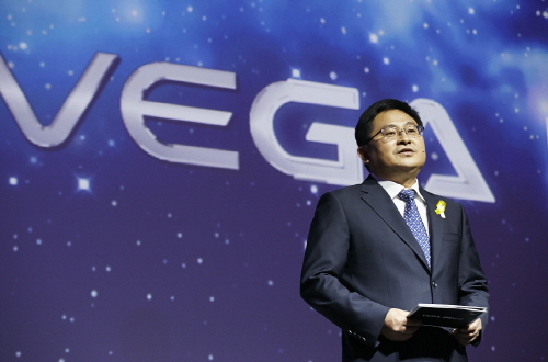  8일 이준우 팬택 대표는 '베가 아이언2' 출시를 통해 팬택이 재도약할 것을 시사했다. ⓒ 팬택