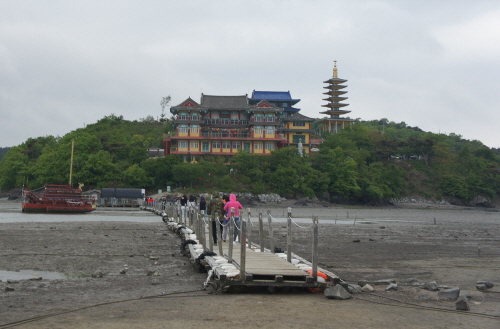  안면암에서 쌍동이섬인 여우섬까지 연결된 100여미터의 부교는 또 하나의 볼거리를 제공하고 있다. = 이지숙 기자