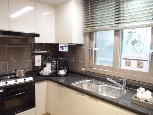  주방에 따로 창문을 내어 거실과 맞통풍이 이뤄지게 했다. 게다가 창문도 널찍하게 뽑아 자칫 답답할 수 있는 주방공간을 트이게 만들었다. = 박지영 기자