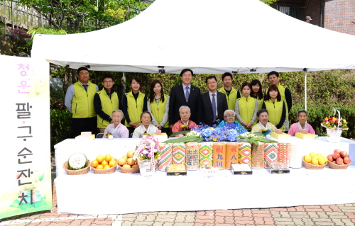  김진우 NH농협손해보험 부사장(사진 뒷줄 왼쪽에서 다섯 번째) 및 헤아림 봉사단 10여명이 '청운양로원 팔순&middot;구순 잔치'에 참여해 어르신들과 기념촬영을 하고 있다. ⓒ NH농협손해보험