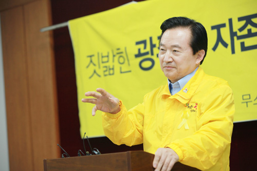  강운태 광주광역시장 예비후보는 12일 오전 광주시의회 브리핑룸에서 기자회견을 갖고  오는 2018년까지 7만6500호의 신규주택 공급 등을 포함한 7가지 공약을 발표했다.=김성태 기자