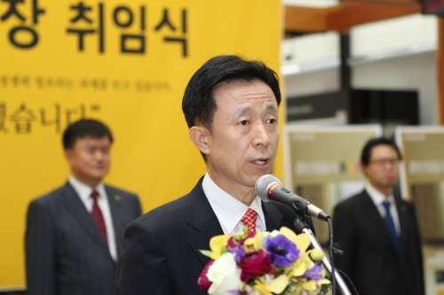  KB국민카드의 새로운 도약을 책임질 적임자로 지난 3월 선임된 김덕수 사장은 3대 중점 경영 방침을 발표하고 국민카드의 미래 경쟁력 창조에 힘쓰겠다고 밝혔다. ⓒ KB국민카드