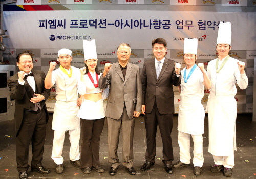  송승환 PMC 프러덕션 회장(오른쪽에서 네번째)과 송석원 아시아나항공 여객마케팅 상무(오른쪽에서 세번째), 난타 출연 배우들이 서울 충정로 난타전용극장에서 열린 업무 제휴협약식에서 기념촬영을 하고 있다. ⓒ 아시아나항공