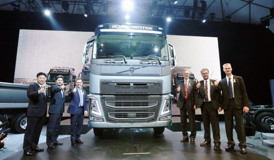  이번에 국내 출시된 볼보트럭 모델들은 기존 모델과는 완전히 차별화되는 새로운 차원의 트럭이지만, 이전 EU 배기가스 규제 '유로 6'이 아닌 이전 버전인 '유로5'를 충족한다는 점이 부정적으로 비춰지고 있다. Ⓒ 볼보트럭 코리아