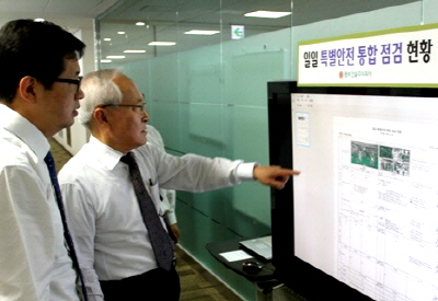  시스템을 통해 현장안전을 점검하는 조병선 QHSE팀장과 이순병 부회장. ⓒ 동부건설