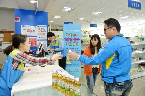  굿윌스토어 효성 1호점에서 손님을 맞고 있는 직원들. ⓒ 효성