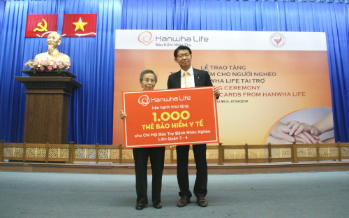  백종국 한화생명 베트남법인장(사진 오른쪽)과 베트남 4군 인민위원회 또 티 빅 쩌우(To Thi Bich Chau) 부위원장이 기념촬영을 하고 있다. ⓒ 한화생명