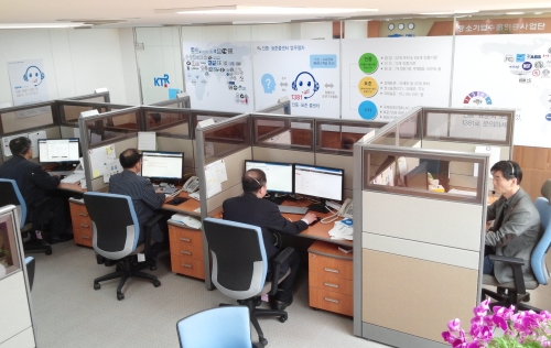 전문가들이 전화 상담해주는 모습. 인증표준 콜센터는 지난 4월1일부터 이용자들의 편의를 위해 운영 시간을 2시간 늘린 상태다. ⓒ 1381 인증표준 콜센터