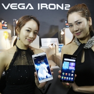 팬택과 소니 등에 이어 곧 출시될 제품들도 출고가 인하 바람에 동참할지 주목된다. 사진은 베가 아이언2 출시 현장. ⓒ 팬택