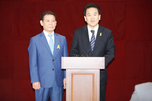  정동영 새정치민주연합 6.4지방선거 공동선대위원장이 13일 광주광역시의회에서 기자회견을 열고 윤장현 후보에 대한 중앙당의 거당적 지지가 있을 것 임을 예고하고 있다. ⓒ윤장현 선거사무소