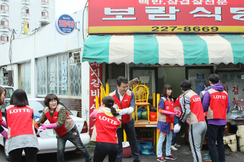  지난 달 29일 전통시장 상생협력의 일환으로 롯데백화점 광주점 나눔 봉사단 20여명이 광주 대인시장 내 주영상회와 보람식당을 방문해 상점을 리모델링을 진행했다. ⓒ롯데백화점 광주점