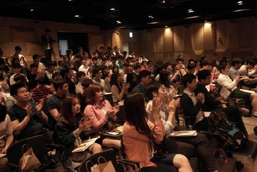  현정화 한국마사회 탁구팀 감독 강연을 듣고 있는 학생들 모습. ⓒ ㈜GSM