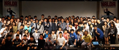  이날 행사에 참석한 게스트들과 멘티들이 기념촬영을 하고 있다. ⓒ ㈜GSM