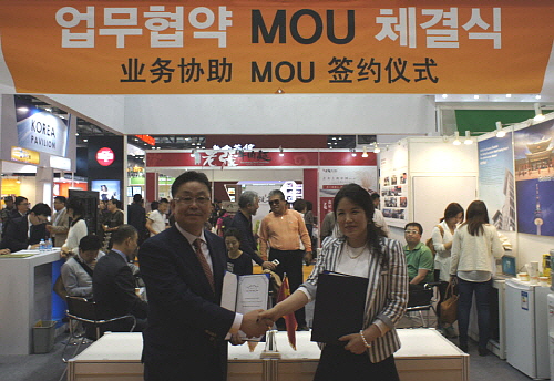  압구정에프앤에스의 치킨 프랜차이즈 브랜드 '돈치킨'이 지난 9일 중국 북경에서 현지 파트너와 MOU(양해각서)를 체결했다. 돈 치킨은 현재 국내서 350여개 매장을 운영 중이다. ⓒ 압구정에프앤에스