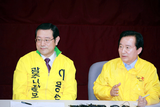  강운태 &middot; 이용섭 광주시장 예비후보는14일 오전  광주시의회에서 기자회견을 열고 후보 단일화에 합의했다고 밝혔다.=김성태 기자