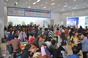  견본주택 개관 첫날 실수요자 6000여명이 방문해 인산인해를 이뤘다. 사진은 브라운스톤 연제 견본주택 현장. ⓒ 이수건설