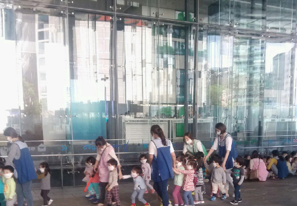  삼성 서초사옥은 30층에서 발생한 화재를 가정, 초기에 진화를 모두 하지 못했다는 가정 하에(14일 오후 3시 훈련 시작) 직원 대피를 훈련했다. 훈련은 3시19분경 진화가 된 것으로 설정하고 이후에도 유독가스 등에 관련, 대피를 계속하는 내용으로 진행됐다. 사진은 직장어린이집 원생의 대피 훈련 장면. = 임혜현 기자