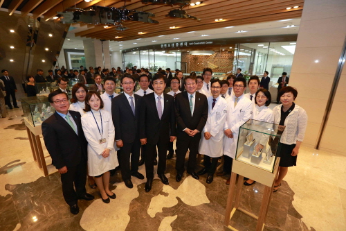  14일 외환은행은 서울 중구 소재 외환은행 본점 지하 1층 위변조대응센터 내 세계 45개국 통화의 화폐실물 및 희귀 화폐를 전시하는 '화폐전시관'을 개관했다. 이날 화폐전시관 개관식에 참석한 김정태 하나금융그룹회장(앞줄 좌측 네 번째)과 김한조 외환은행장(앞줄 좌측 다섯 번째)이 행사에 참여한 임직원들과 기념사진 촬영을 하고 있다. ⓒ 외환은행