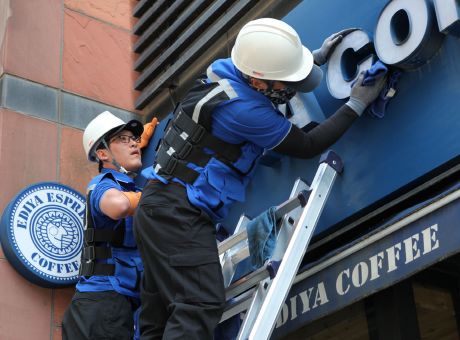  이디야커피가 가맹점과의 상생경영 일환으로 매장의 간판을 청소해주는 '간판 청소 캠페인'을 진행하고 있다. ⓒ 이디야커피