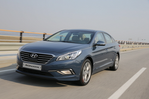  사진 속 모델 LF쏘나타. 르노삼성의 SM5와 LF쏘타나가 택시 업계의 화두로 떠오른 가운데 현대&middot;기아차 중심의 시장 판도에 변화가 생길지 관심이 쏠리고 있다. ⓒ 현대자동차