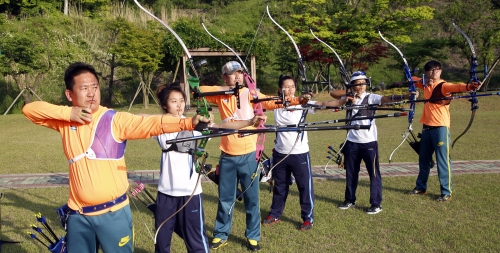  두산중공업 양궁팀과 베트남 국가대표 양궁팀이 교류 훈련을 하고 있다. ⓒ 두산중공업
