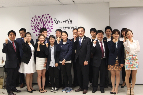  한화B&B가 지난 5월 14일 서울 동대문구 신설동에 위치한 빈스앤베리즈 바리스타 아카데미에서 한국사회적기업진흥원과 지자체가 운영 중인 사회적기업 카페와 청년기업들을 대상으로 한화B&B의 경영노하우와 운영전략을 나누는 '함께 더 멀리 by 한화B&B'를 진행했다. ⓒ 한화B&B