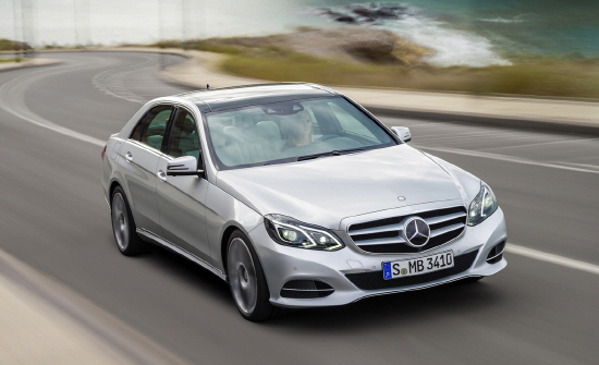 '호감형 외모'로 변모한 E300 블루텍 하이브리드는 140~150km/h에 달하는 고속 주행에서도 높은 수준의 안정감과 핸들링을 제공했다. Ⓒ 메르세데스-벤츠 코리아