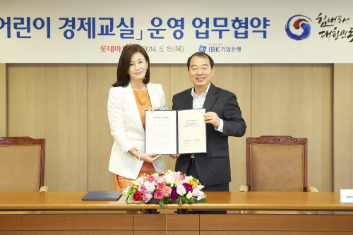  서울 기업은행 본점에서 김성미 기업은행 개인고객본부장(왼쪽)과 이재찬 롯데마트 지원본부장이 어린이 경제교실 업무 협약식을 마치고 기념촬영을 하고 있다. ⓒ IBK기업은행