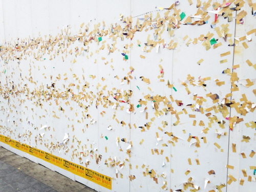  벽보, 현수막 기타 선전시설의 작성, 게시, 첩부 또는 설치를 방해하거나 이를 훼손, 철거한 자는 2년 이하의 징역 또는 400만원 이하의 벌금에 처하게 된다. =정수지 기자