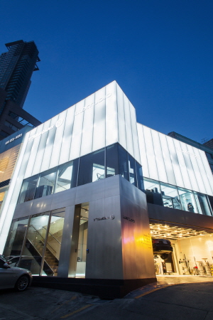  한국타이어가 새롭게 오픈한 '럭스튜디오'는 프리미엄 플래그십 스토어로, 향후 글로벌 탑 티어 수준의 차별화된 전문 서비스를 제공할 예정이다. Ⓒ 한국타이어