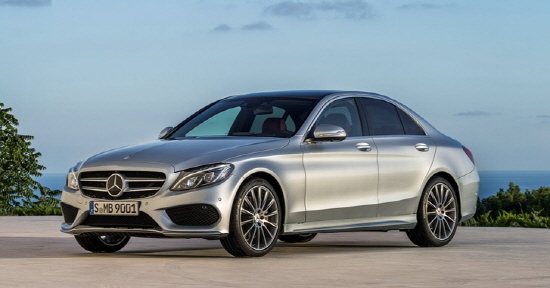  4세대 이후 7년 만에 풀 체인지된 5세대 C-클래스는 △새로운 디자인 △진보된 기술 △향상된 효율성을 자랑하는 메르세데스-벤츠의 야심작인 만큼, 동급 세그먼트에서 새로운 기준을 제시할 것으로 기대되고 있다. Ⓒ 메르세데스-벤츠 코리아