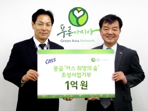  최수만 오비맥주 정책홍보 부사장(사진 왼쪽)은 19일 서울 서대문구 충정로 국제환경 NGO '푸른아시아'를 방문해 오기출 사무총장(사진 오른쪽)에게 환경 기부금 1억 원을 전달했다. ⓒ 오비맥주