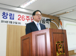  세븐일레븐이 지난 21일 창립 26주년을 맞아 기념식을 진행하고 향후 경영방침을 담은 사가를 발표했다. 사가 '세븐사람들'을 발표하는 정승인 세븐일레븐 대표. ⓒ 세븐일레븐