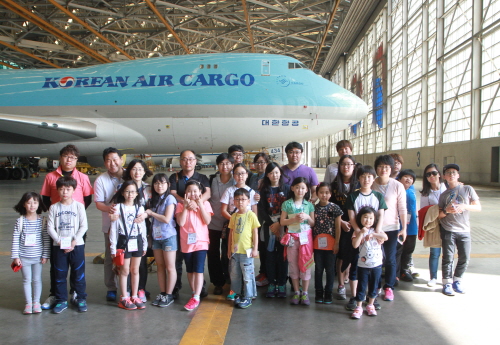  초청된 한진 그룹사 직원 및 가족이 대한항공 본사 정비격납고의 B747 화물기 앞에서 기념촬영을 하고 있는 모습. ⓒ 대한항공