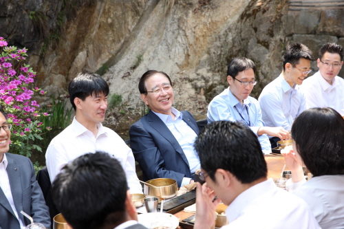  신한금융그룹의 소통경영이 업계서 회자되고 있다. 한동우 회장은 지난해에 이어 올해 여덟 차례에 걸쳐 지주사 임직원과 점심시간을 활용해 '도시락 미팅'을 진행했다. 지주사 이하 주요 계열사의 소통경영도 눈길을 끈다. ⓒ 신한금융지주