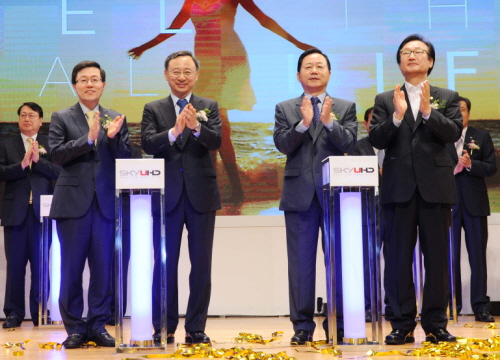  KT스카이라이프는 2일 'SkyUHD' 채널을 개국하고 송출식을 진행했다. 왼쪽부터 △윤종록 미래부 차관 △황창규 KT 회장 △이남기 KT스카이라이프 사장 △허원제 방통위 부위원장. ⓒ KT스카이라이프