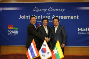  (왼쪽부터) 마이클 친 Chin 회장과 차야딧 PCC 회장, 최병수 ㈜한라 사장이 기념촬영을 하고 있다. ⓒ ㈜한라