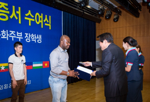  외환은행나눔재단이 지난 2일 장학금 수여식을 개최했다. 을지로 외환은행 본점 4층 대강당에서 열린 국내 외국인 유학생 및 결혼이주여성 대상 '2014 외환글로벌장학금/외환다문화주부장학금' 수여식에 참석한 김한조 외환은행장(왼쪽 세 번째)이 나이지리아 출신의 유학생에게 장학증서와 기념품을 수여하고 있다. ⓒ 외환은행