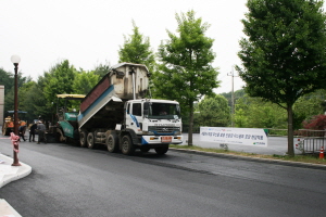  자동차&middot;제철 부산물을 활용한 친환경 아스팔트 도로포장 신공법을 현장에 적용하고 있는 모습. ⓒ 현대건설