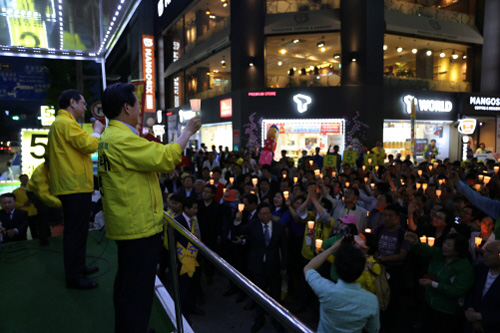  이용섭 공동선거대책위원회 상임위원장은 지난달 31일 촛불유세에서 