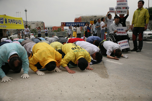  이용섭 전 광주시장 후보 지지자 수백명은 1일 오후 2시 옛 전남도청 광장에서 모임을 갖고 &ldquo;새정치민주연합의 낙하산공천으로 인해 무너져가는 광주의 자존심을 지켜달라&rdquo;며 시민들에게 100배로 호소했다. ⓒ강운태 후보 선거사무소