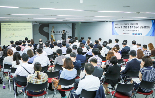 외환은행이 11일 한국무역보험공사와 '2014년 환위험관리 공동 설명회'를 개최했다. 서정훈 외환은행 경제연구팀 박사가 최근 환율동향 및 전망에 대한 강의를 진행하고 있다. ⓒ 외환은행