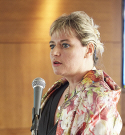  헬렌 파세리니 아토피재단 프랑스 본사 대표가 12일 서울 소공동 롯데호텔에서 열린 기자간담회에서 발언을 하고 있다.