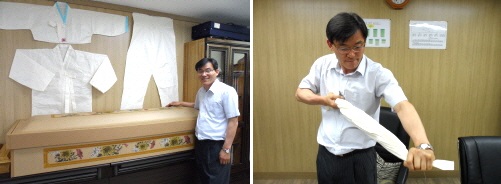  한땀한땀 지은 한지수의와 재활용지를 활용해 만든 종이 관 앞에서 김안태 우리상포협동조합 이사장이 웃음을 짓고 있다(왼쪽). 찢어지지 않을까 우려하는 필자를 위해 직접 한지수의를 비틀어 보이고 있는 김안태 이사장(오른쪽). = 박지영 기자