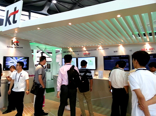  KT는 상하이에서 열린 MAE서 '기가와이파이' '기가와이어'등 기가인프라와 글로벌 타깃 융합서비스를 전시했다. = 최민지 기자