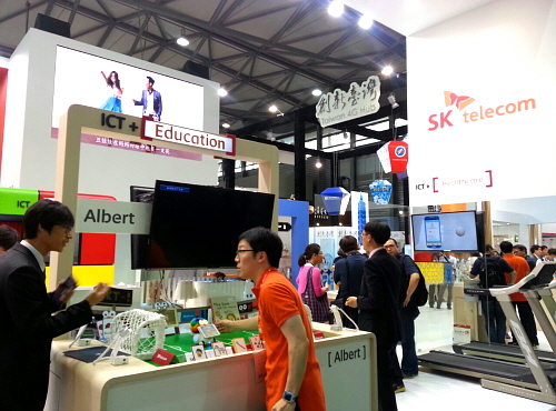  SK텔레콤은 헬스케어&middot;교육 등 다양한 분야에서 스마트 앱세서리를 체험할 수 있도록 MAE 전시관을 꾸몄다. = 최민지 기자
