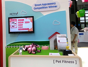  '스마트애견목걸이'는 장소와 시간에 구애받지 않고 스마트폰 연동으로 반려견 상태를 확인할 수 있다. = 최민지 기자